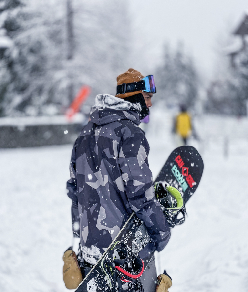 Jian snowboarding